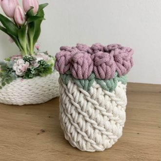   Bella horgolt váza 3D tulipánnal - Ekrü alap Antik rózsa virággal