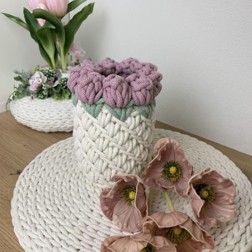 Bella horgolt váza 3D tulipánnal - Ekrü alap Antik rózsa virággal
