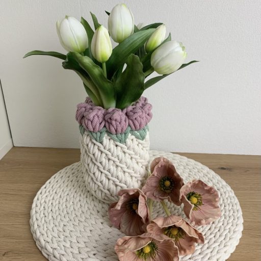 Bella horgolt váza 3D tulipánnal - Ekrü alap Antik rózsa virággal