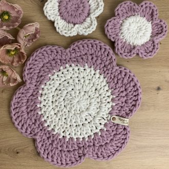 Virágos horgolt tányéralátét vagy asztalközép