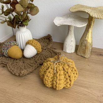Fahéjas horgolt dísztök - 12 cm, Mustard