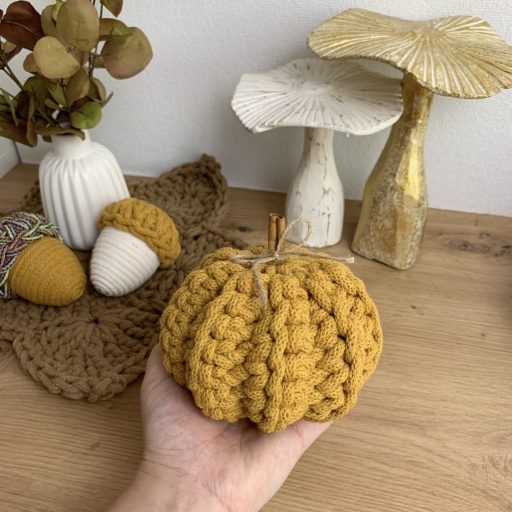 Fahéjas horgolt dísztök - 12 cm, Mustard
