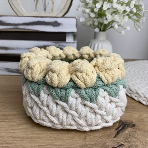 3D tulipános horgolt tároló kosár - Ekrü alap színes virággal, kicsi
