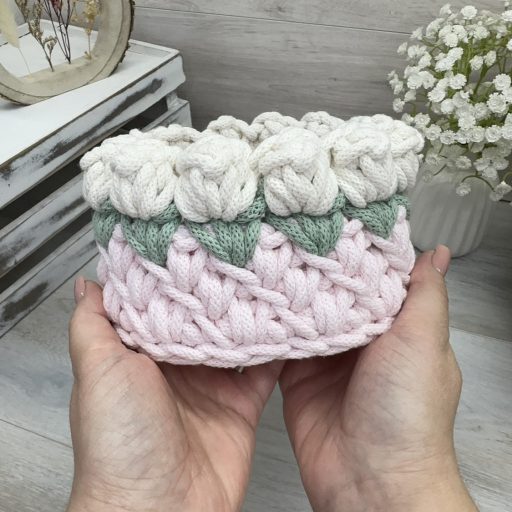 3D tulipános horgolt tároló kosár - Színes alap Ekrü virággal, kicsi