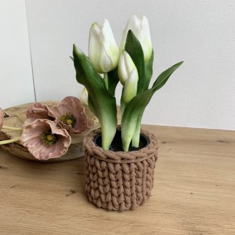 Élethű, real-touch tulipán horgolt kaspóban - fehér