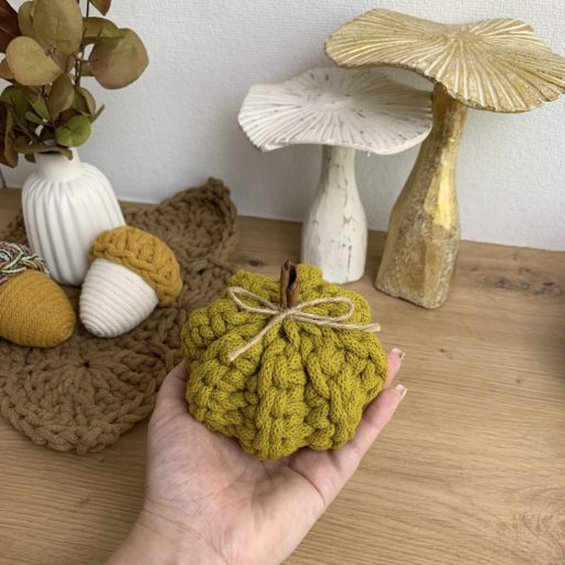 Fahéjas horgolt dísztök - 10 cm, Spicy yellow