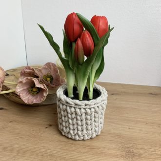 Élethű, real-touch tulipán horgolt kaspóban - piros