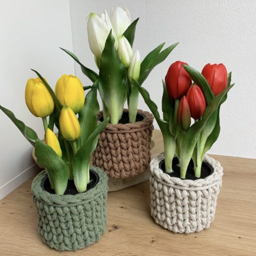 Élethű, real-touch tulipán horgolt kaspóban - piros